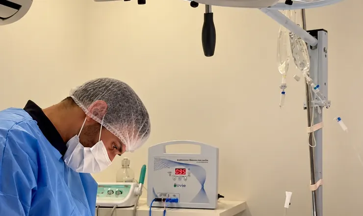 Veterinário da Prime Vet em procedimento no centro cirúrgico